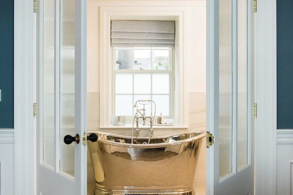 Double Room, Ensuite, Sea View (Bathtub) | Desk, blackout drapes, soundproofing, iron/ironing board