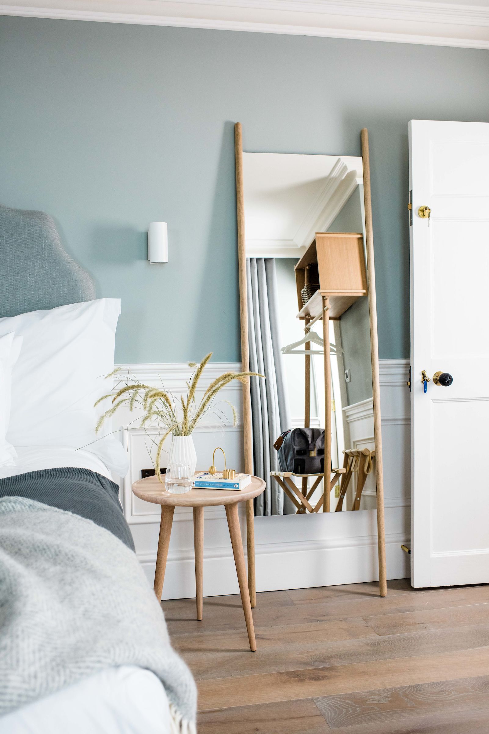 Una scrivania, tende oscuranti, insonorizzazione, ferro/asse da stiro