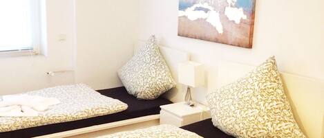 Yksilöllisesti kalustettu, työpöytä, silitysrauta/-lauta, ilmainen Wi-Fi