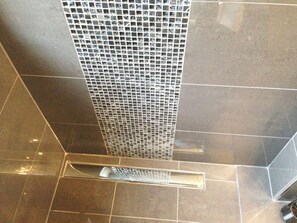 Deep soaking tub, hair dryer, towels