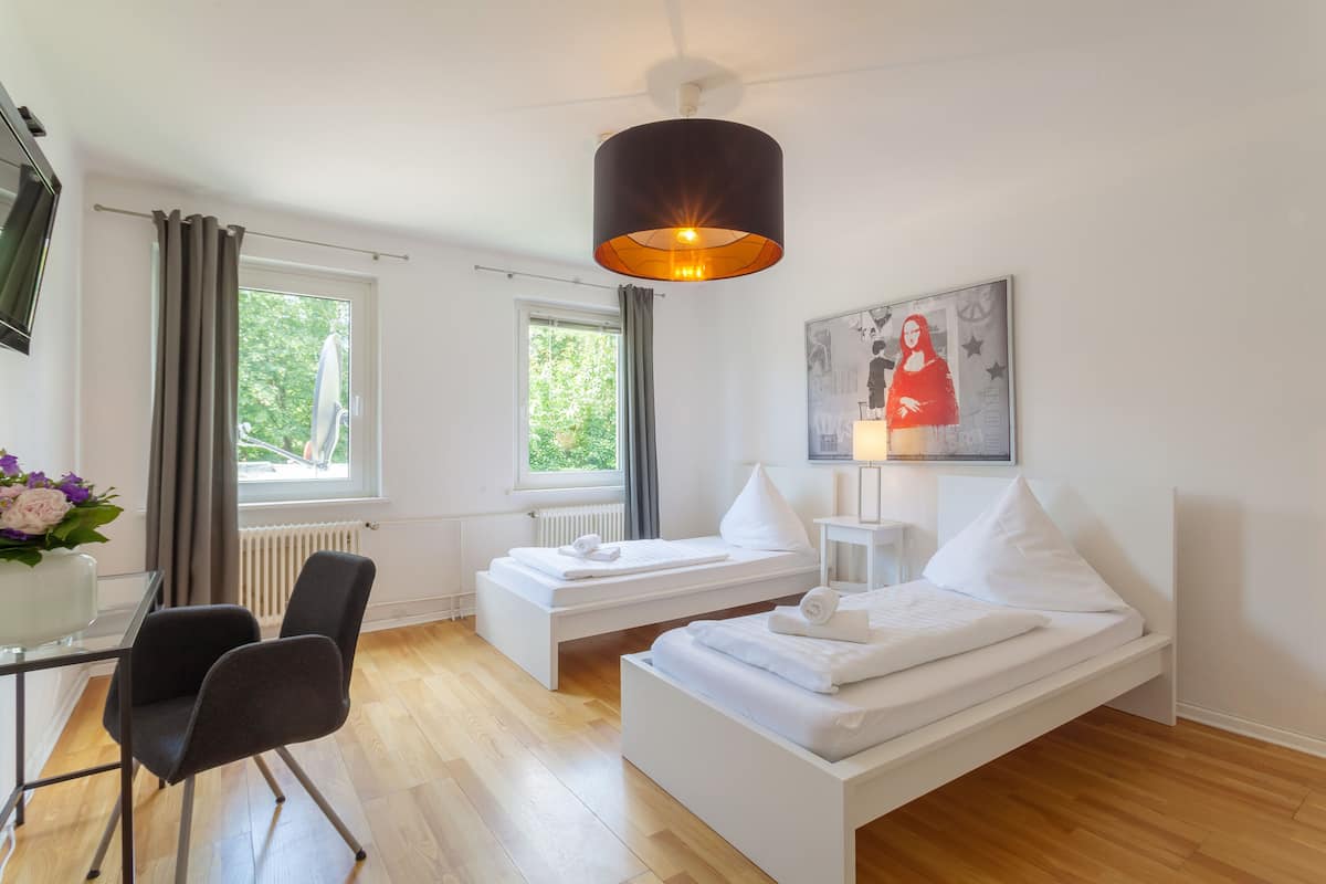 Business appartement, meerdere bedden, niet-roken | Individueel gemeubileerd, een bureau, een strijkplank/strijkijzer