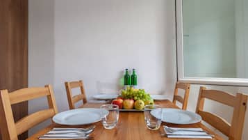 Business Apartment 2 | Essbereich im Zimmer