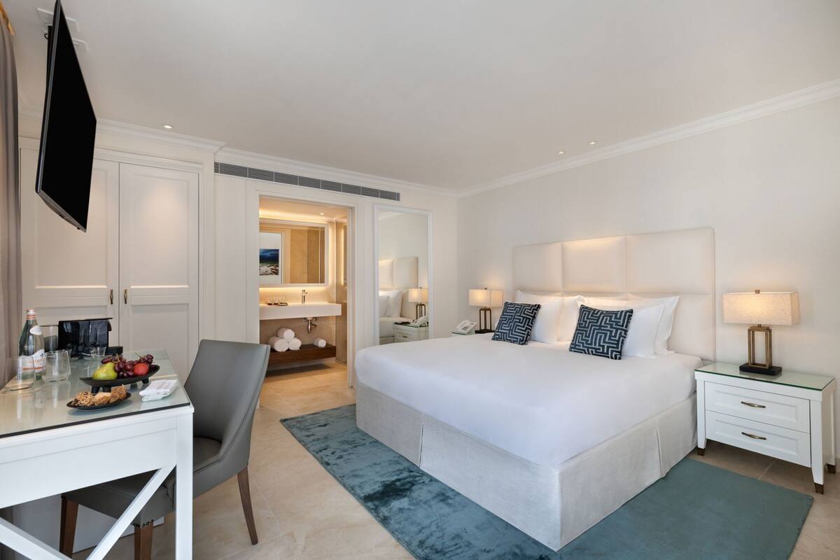 Premium bedding, minibar, in-room safe, desk