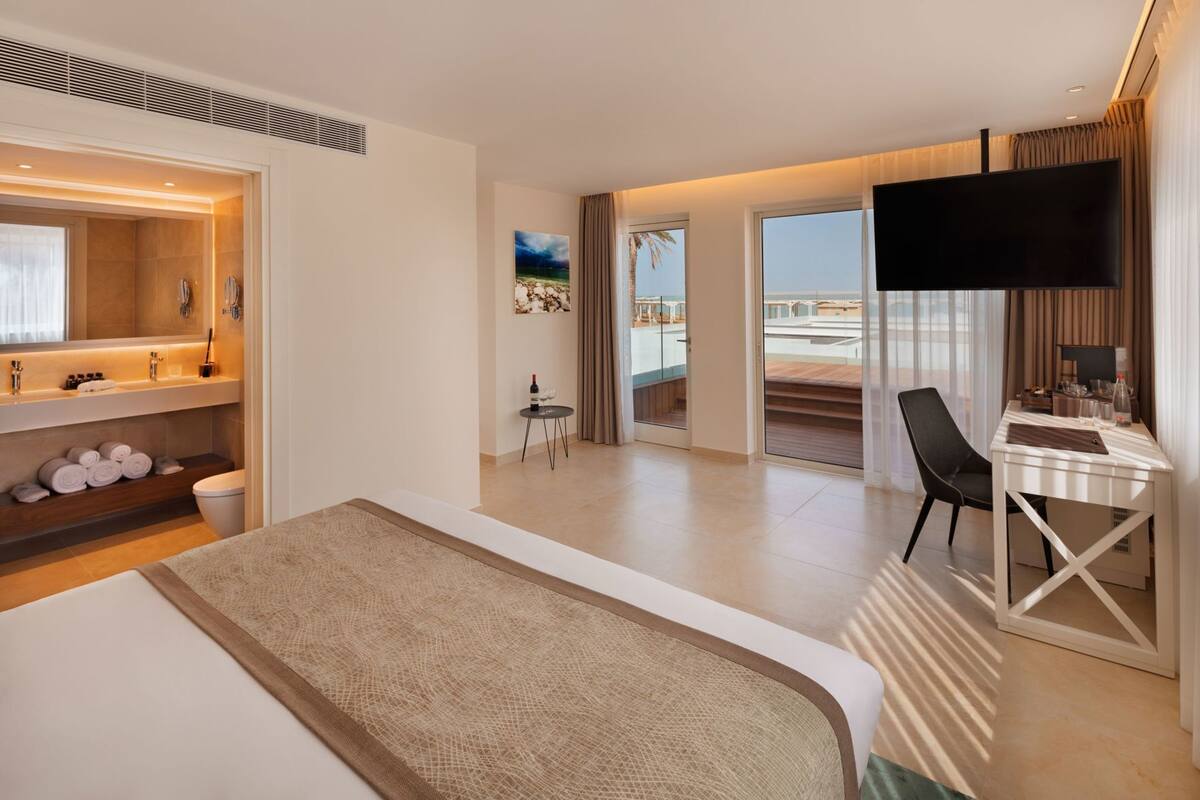 Premium bedding, minibar, in-room safe, desk