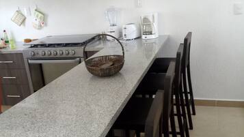 Casa, para no fumadores | Cocina privada | Cafetera y tetera, refrigerador con congelador, microondas y horno