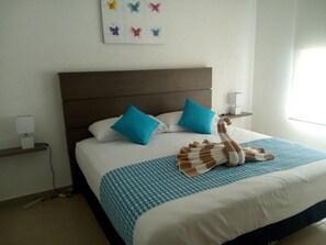 Casa, para não fumantes | 3 quartos, Wi-Fi de cortesia, roupa de cama