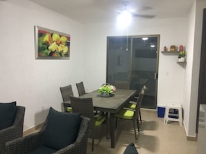 House, Non Smoking | In-room dining
