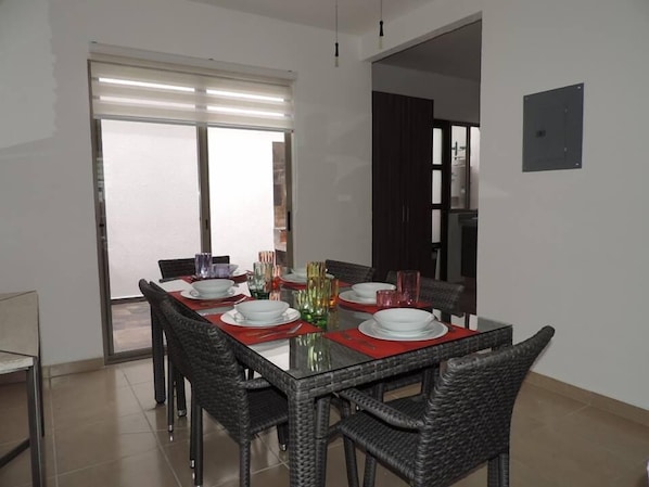 House, Non Smoking | In-room dining