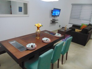 House, Non Smoking | In-room dining