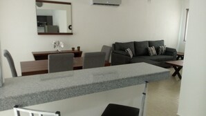 House, Non Smoking | In-room dining