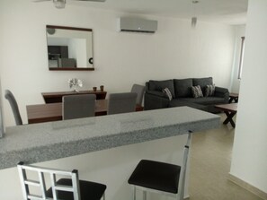 Ferienhaus, Nichtraucher | Essbereich im Zimmer