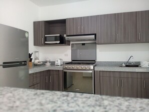 Ferienhaus, Nichtraucher | Eigene Küche | Großer Kühlschrank, Mikrowelle, Ofen, Herdplatte