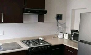 House, Non Smoking | Private kitchen | Full-sized fridge, microwave, oven, stovetop