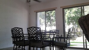 Ferienhaus, Nichtraucher | Essbereich im Zimmer