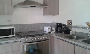 Casa, para não fumantes | Cozinha privada | Geladeira grande, micro-ondas, fogão, cooktop