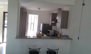 Casa, para no fumadores | Cocina privada | Refrigerador con congelador, microondas, horno y parrilla de estufa 