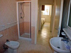 Lejlighed - 2 soveværelser | Badeværelse | Bruser, brusehoved med spredningseffekt, bidet, håndklæder