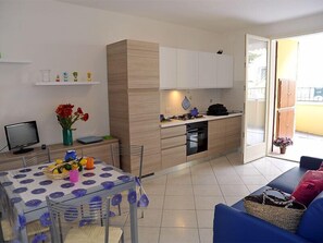 Apartment, 2 Bedrooms | Private kitchenette | Full-size fridge, oven, stovetop, cookware/dishes/utensils - Easy Piano Terra (Comacchio)