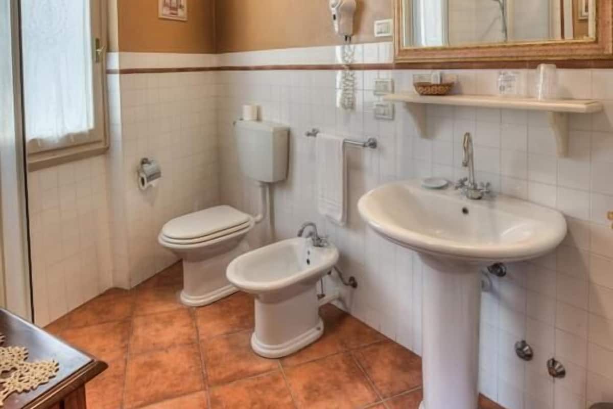 Een douche, gratis toiletartikelen, een haardroger