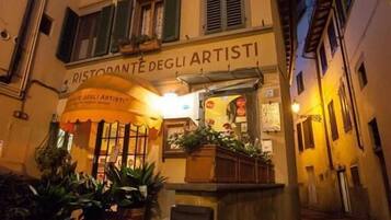 Fassade der Unterkunft – Abend/Nacht