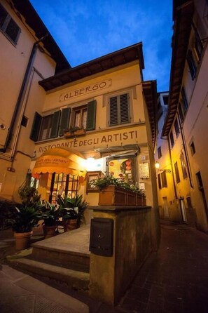 Front of property – evening/night - Locanda Degli Artisti (Borgo San Lorenzo)