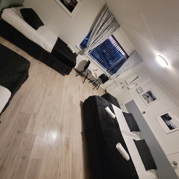 Habitación cuádruple clásica, baño compartido | Cortinas blackout, wifi gratis y ropa de cama 