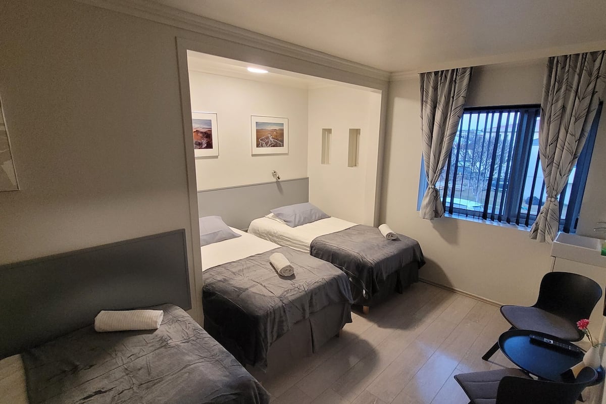 Cortinas opacas, wifi gratis, ropa de cama