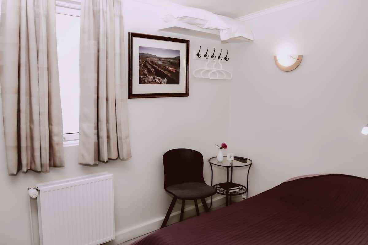Habitación individual clásica, baño compartido | Cortinas opacas, wifi gratis, ropa de cama