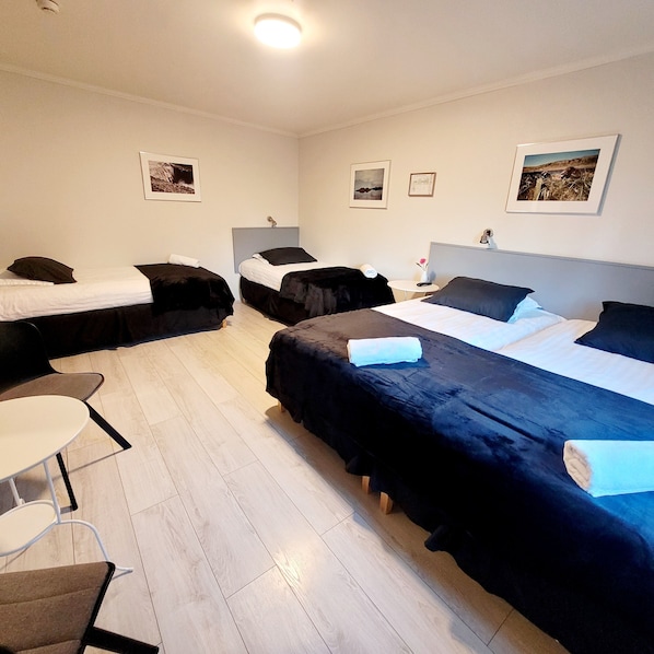 Cortinas blackout, wifi gratis y ropa de cama