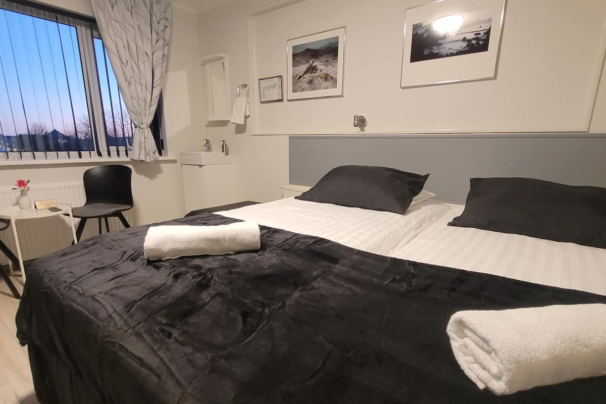 Habitación cuádruple clásica, baño compartido | Cortinas opacas, wifi gratis, ropa de cama