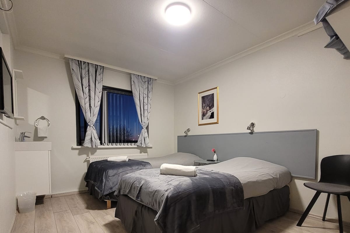 Habitación clásica con 1 cama doble o 2 individuales, baño compartido | Cortinas opacas, wifi gratis, ropa de cama