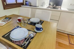 Appartement, 1 chambre | Repas dans la chambre