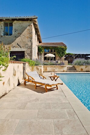 Seasonal outdoor pool - Les Picardies (Lesterps)