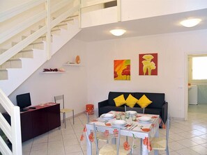 Duplex, 2 Bedrooms | Ruang tamu | TV skrin rata 