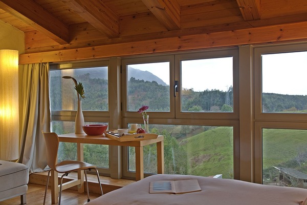 Habitación superior con 1 cama matrimonial o 2 individuales | Cunas gratuitas, camas extra, wifi gratis y ropa de cama