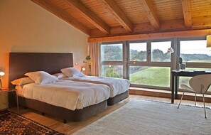 Chambre supĂ©rieure double ou avec lits jumeaux | Lit de bĂ©bĂ© (gratuit), lit dâappoint (supplĂ©ment)