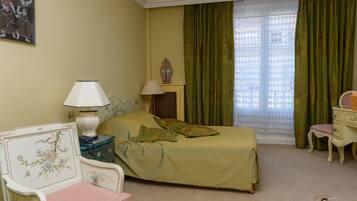 Suite (Imperiale) | Décoration personnalisée, ameublement personnalisé, bureau