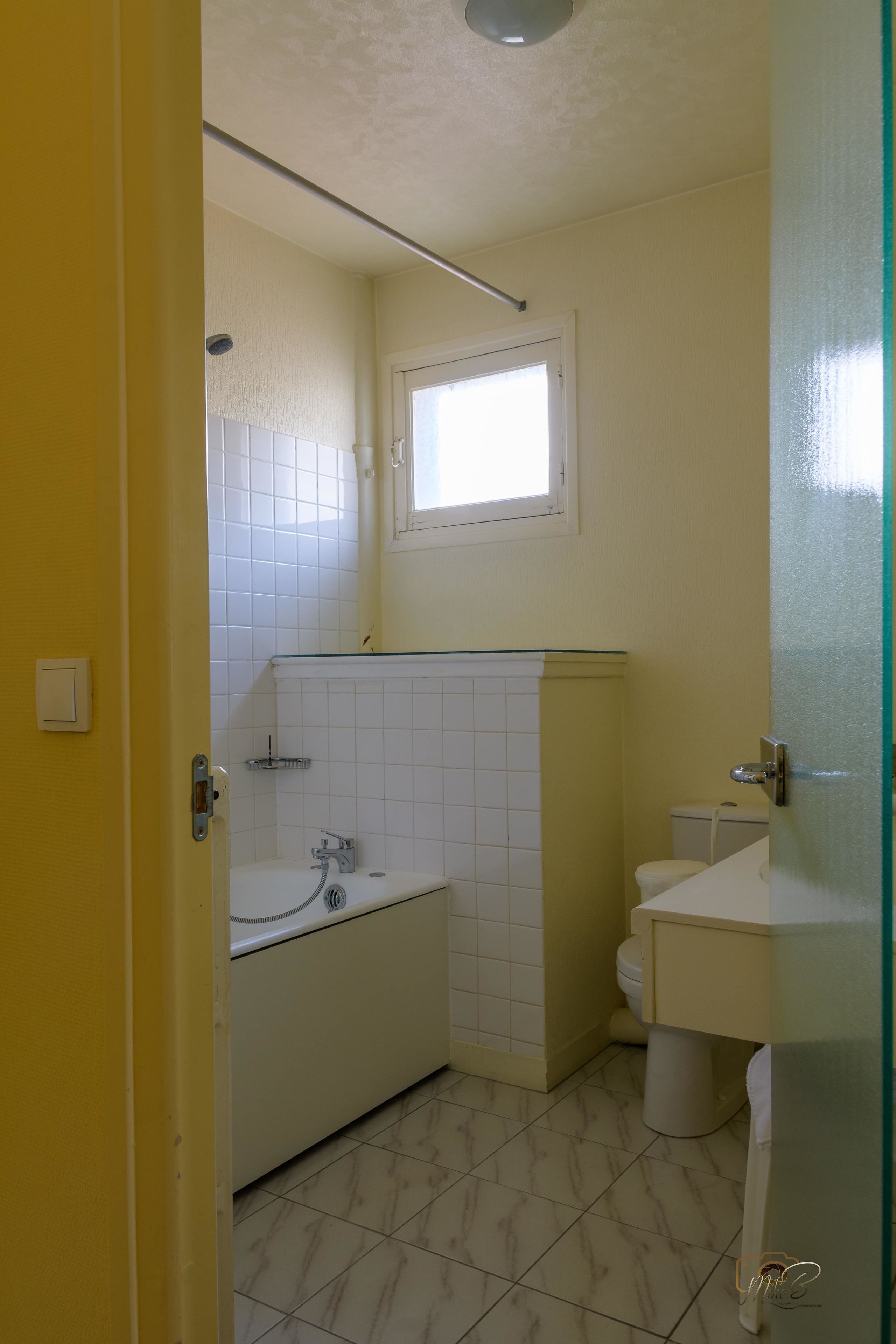 A compact bathroom with a bathtub, toilet, and sink.