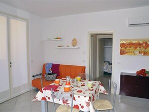 Duplex, 3 Bedrooms | Living area | TV - Best Piano Terra (Comacchio)