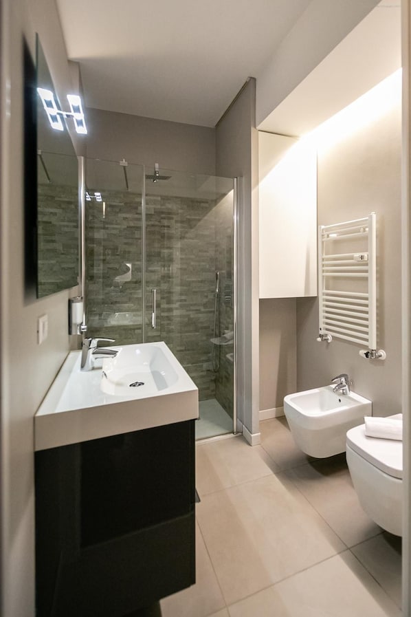 Dusche, Regendusche, kostenlose Toilettenartikel, Haartrockner