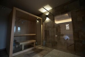 Superior Suite, Sauna | Bathroom | Shower, free toiletries, hair dryer, towels - Onorati Hotel (Priverno)