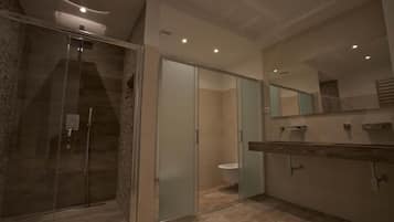 Dusche, kostenlose Toilettenartikel, Haartrockner, Handtücher