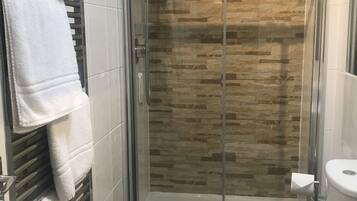 Cottage, 1 lit double et 1 canapé-lit | Salle de bain | Douche, serviettes fournies