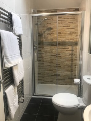 Casa de campo, 1 cama de casal e sofá-cama | Banheiro | Chuveiro, toalhas de banho