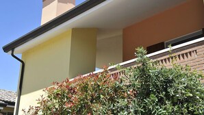 Ein Gebäude mit gelber Fassade, einem Backstein-Unterteil und einem kleinen, turmartigen Aufbau auf dem Dach.