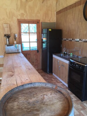 Refrigerador, horno, placa de cocina, utensilios de cocina