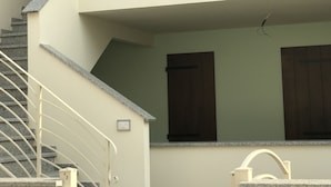 Un edificio de varios niveles con una escalera que sube a un piso superior.