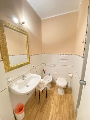 Shower, rainfall showerhead, free toiletries, hair dryer - Maison Landolina (Palermo)