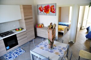 Dúplex, 2 habitaciones | Cocina básica privada | Frigorífico grande, horno, placa de cocina y lavavajillas