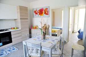 Dúplex, 2 habitaciones | Servicio de comidas en la habitación